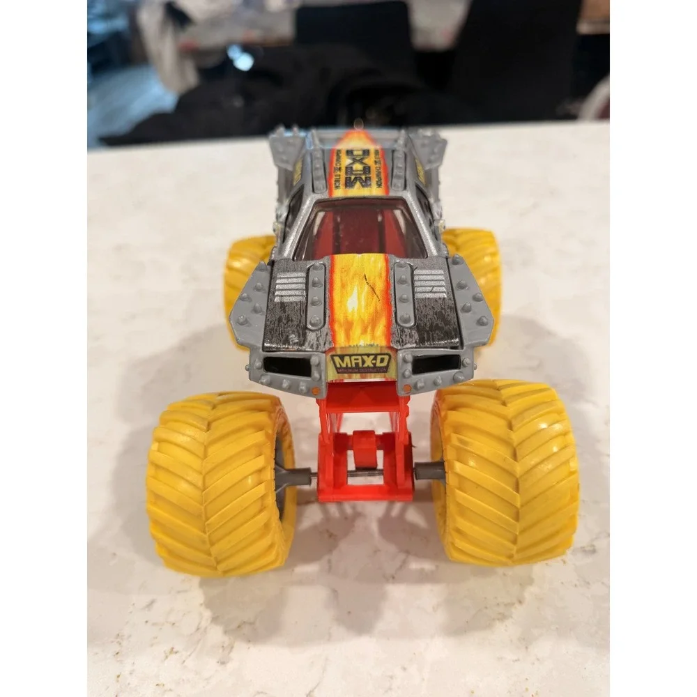 Monster Jam Max-D‎ Maximum Destruction Truck Silver Red Yellow Tom Meents 1:64